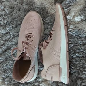 UGG womens size 8 leather sneaker Pk4